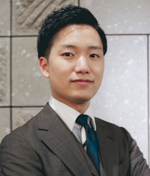 半田　真凡氏